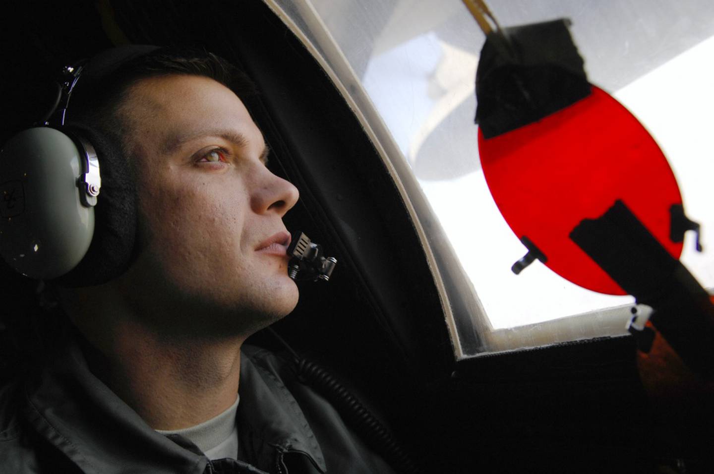 Staff Sgt. Jeremy Mayo, a 9th Special Operations Squadron loadmaster, learns how to signal an incoming U.S. Army MH-60K Blackhawk assigned to the 101st Airborne Division over Fort Campbell, Kentucky, Dec. 2, 2008. While the aerial refueling is taking place the loadmaster must be vigilant for any signs of difficulty and relay information to the pilots and flight engineer. (Senior Airman Julianne Showalter/Air Force)