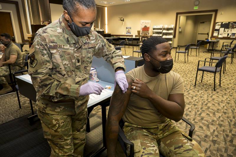 L'aviateur principal Rendall Powell de la 412e Escadre d'essai reçoit un vaccin contre la COVID-19 du lieutenant-colonel Yvonne Storey à Edwards Air Force Base, Californie, le 25 août 2021. (Katherine Franco/Air Force)