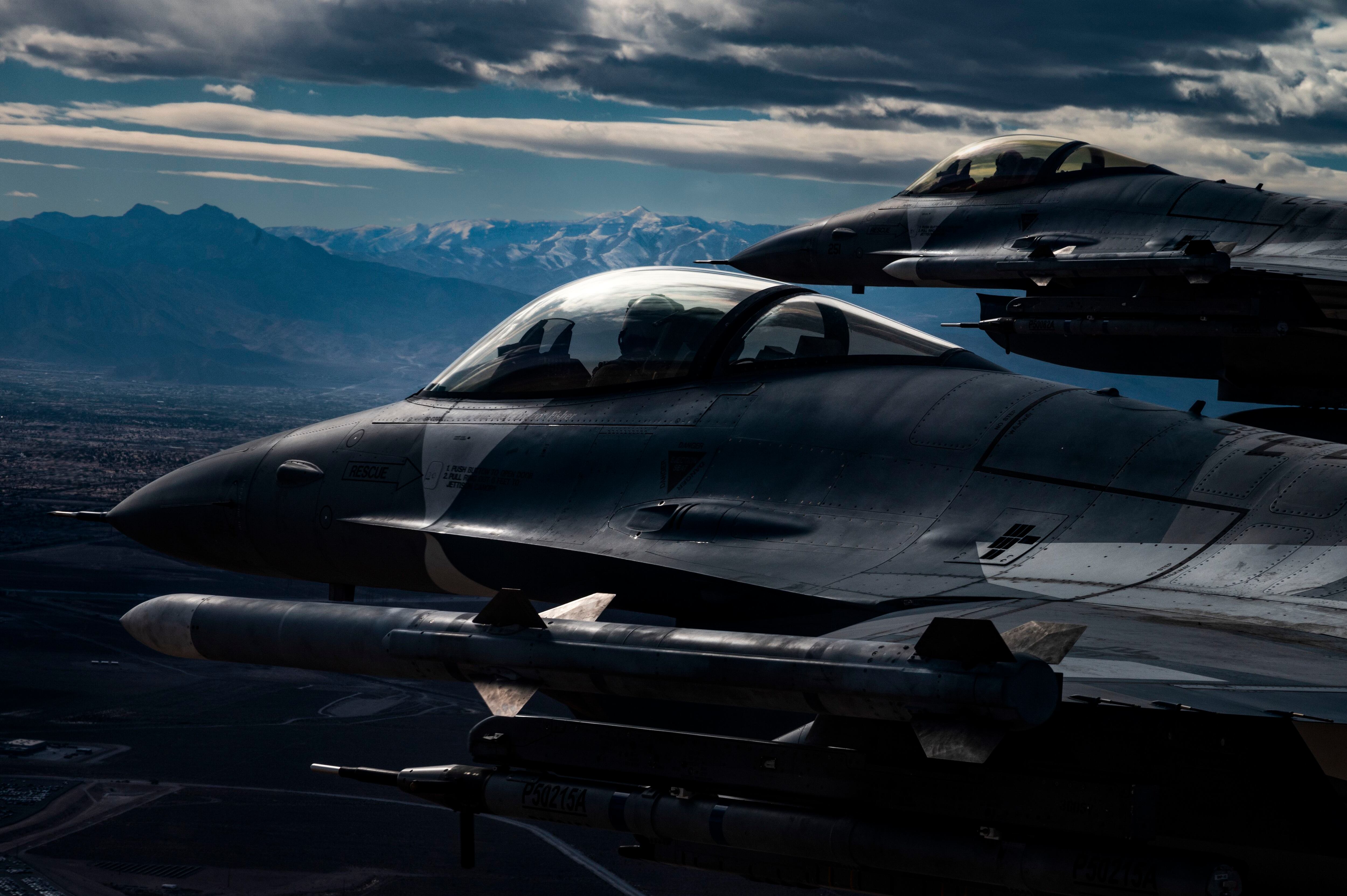 F-16 jet crashes in western Louisiana; pilot safely ejects