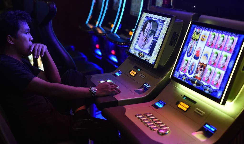 Gaming parlor. Игровая комната геймера. Игровая комната геймера. Parlour game перевод. Игровой зал с игровыми автоматами.