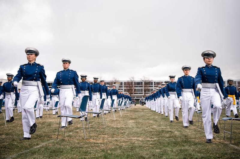 Курсанты, направляющиеся в космические силы, участвуют в церемонии выпуска Академии ВВС США 18 апреля 2020 года. (Твиттер Air Force Falcons)