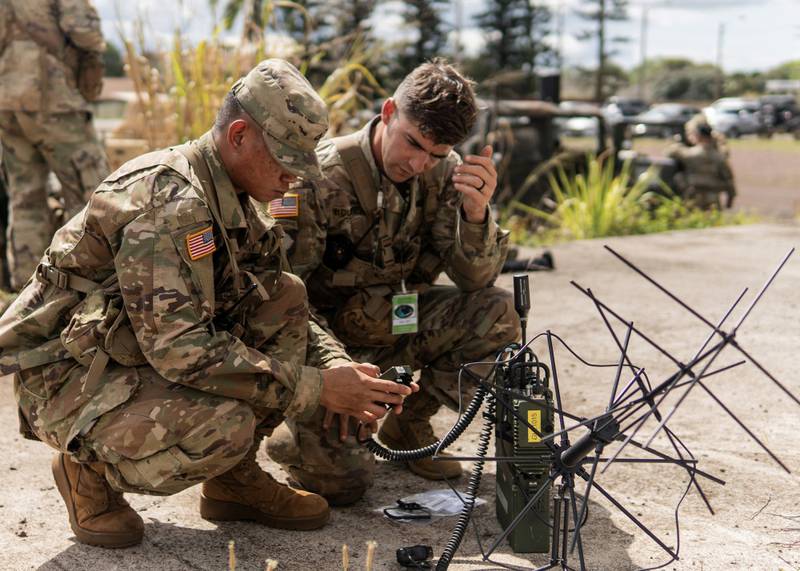 Żołnierze armii przydzieleni do 25. Dywizji Piechoty, Koszary Schofielda na Hawajach, biorą udział w teście Marynarki Wojennej Mobilnego Systemu Docelowego Użytkownika (MUOS), nowej generacji możliwości wąskopasmowej łączności satelitarnej, 8 maja 2019 r. (Steven Davis/USA) Granatowy))