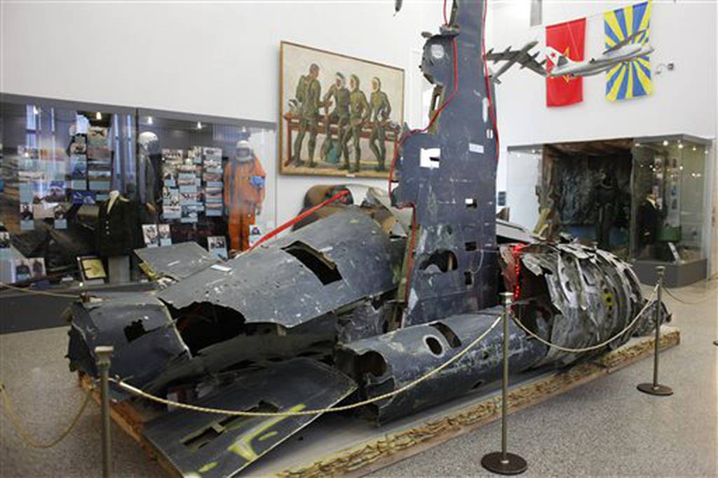 Son Of Us Spy Pilot Views U 2 Artifacts At Russian Museum