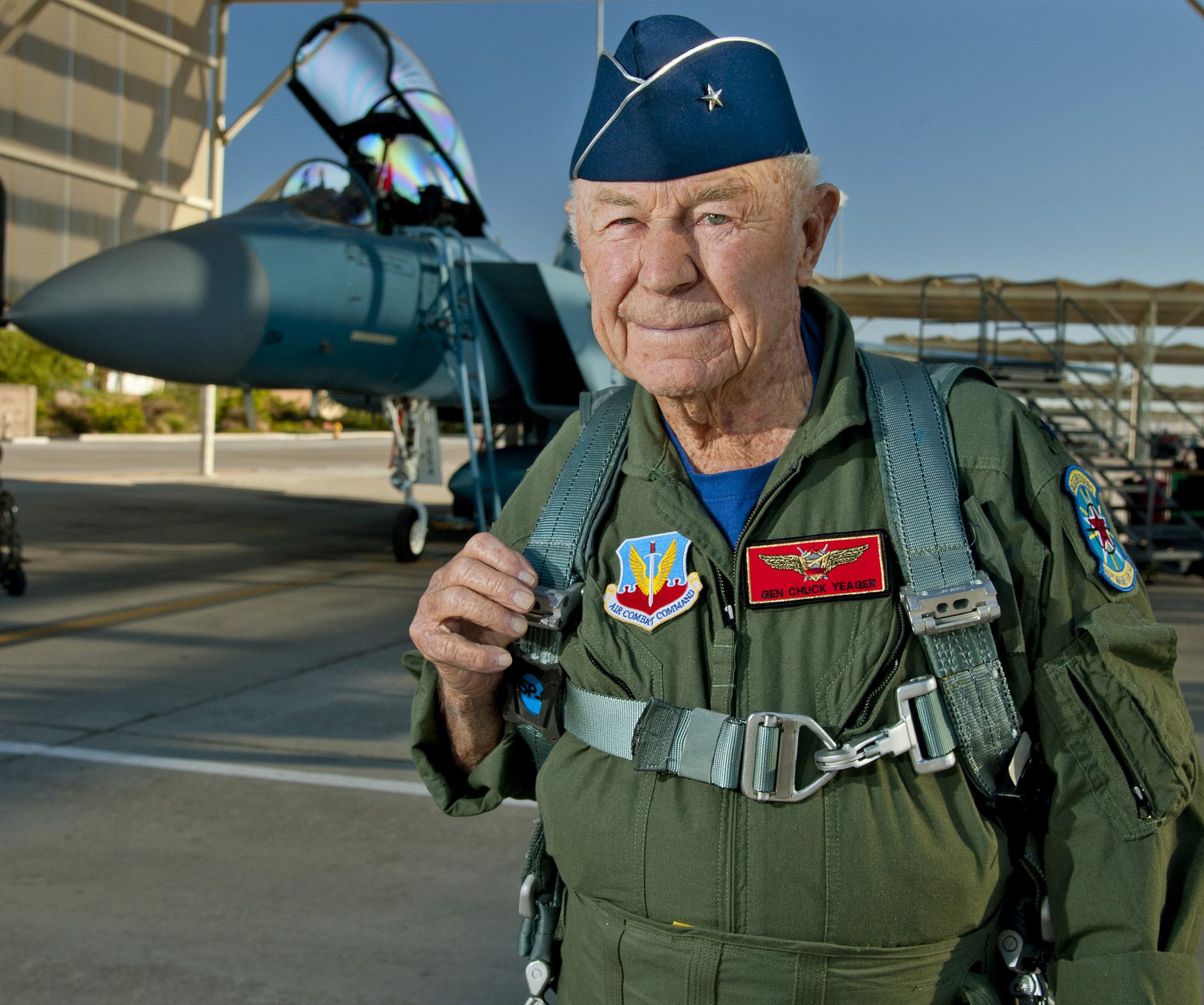 ホットトイズ COMBAT AIR FORCE AIRCREW PILOT Meet first USAF pilot to fly Boeing T-7A advanced trainer