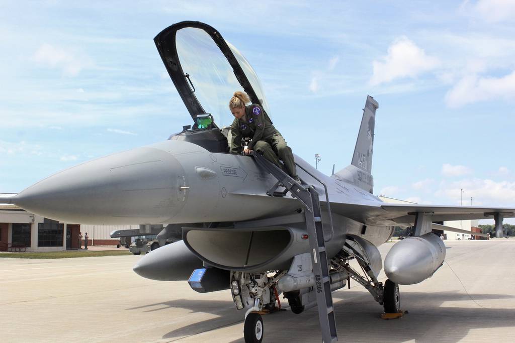 In bid for more female pilots, Air Force removes height requirement