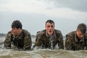 国内外の人気 Air Force's first female special tactics officer earns その他