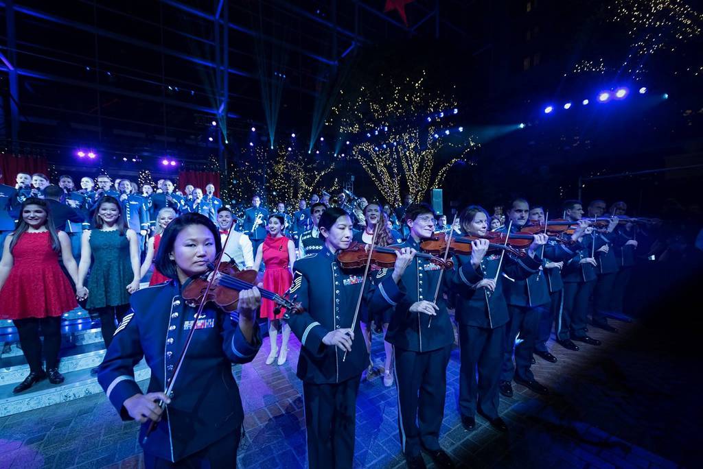 Is The Airforce Doing A Flashmob Christmas 2022 Irish, Swing Dancers Spice Up Air Force Band's Final Holiday 'Flash Mob'  Show