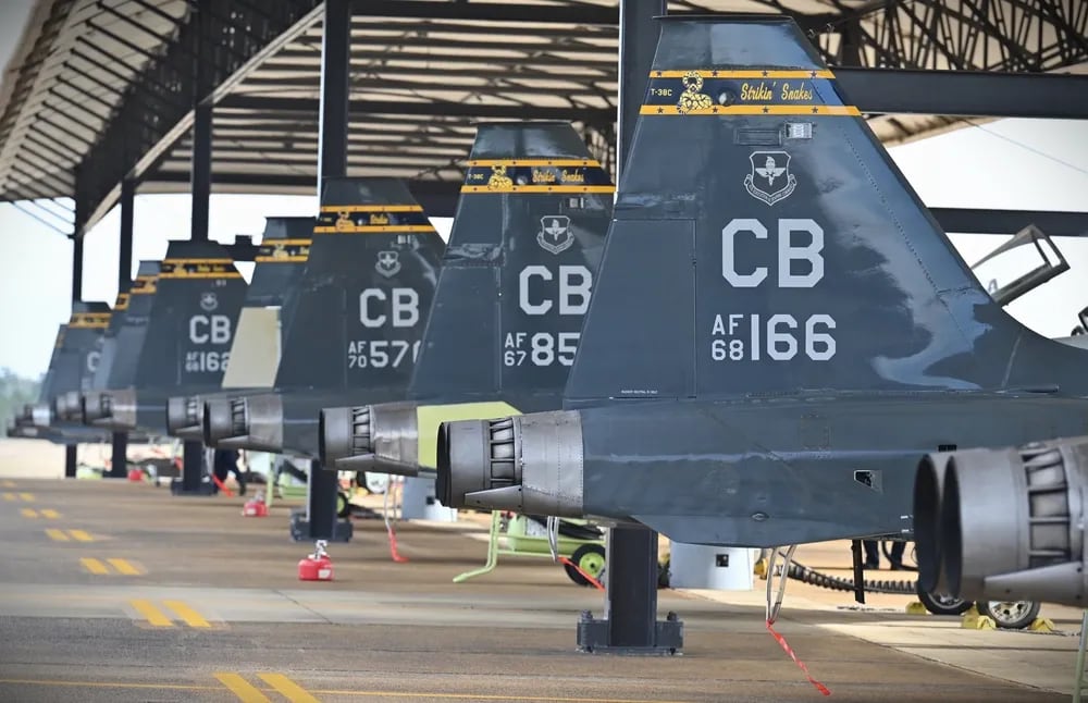 T＊　38 T-38 Talon – Warbird Wednesday Episode #251 – Palm Springs Air Museum